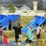 Un grupo de desplazados sirios junto a la frontera con Jordania