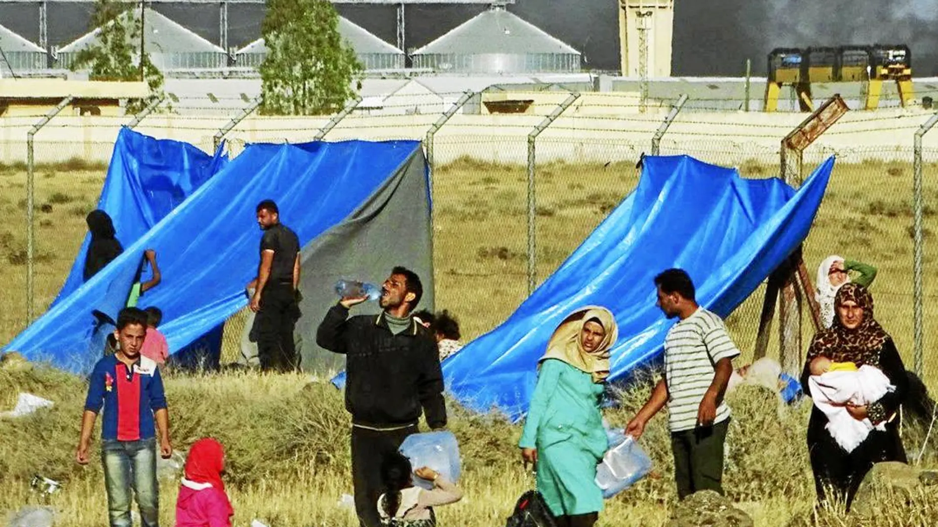Un grupo de desplazados sirios junto a la frontera con Jordania