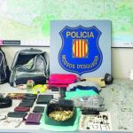 Objetos recuperados por los Mossos de los robos en las viviendas de Sants-Montjüi.