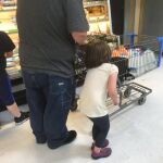 La imagen de un padre llevando a su hija con el pelo atado al carro de la compra se vuelve viral