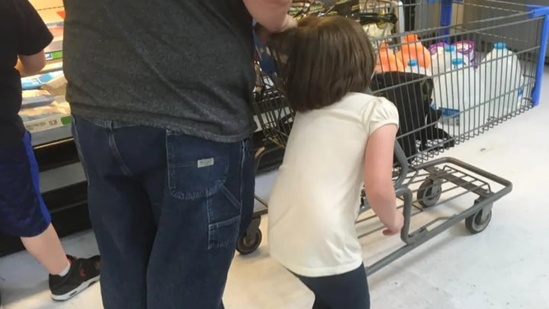 La imagen de un padre llevando a su hija con el pelo atado al carro de la compra se vuelve viral