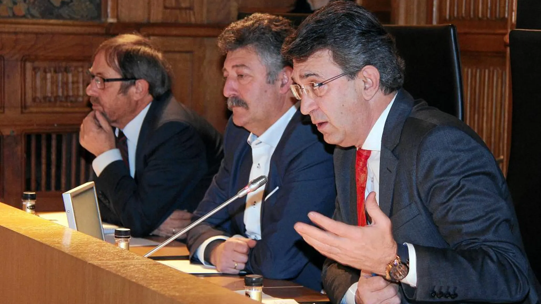 El presidente de la Diputación de León, Juan Martínez Majo, preside el pleno sobre los presupuestos para 2017