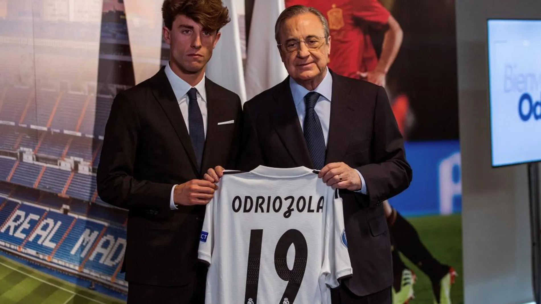 Álvaro Odriozola posa con su camiseta con Florentino Pérez