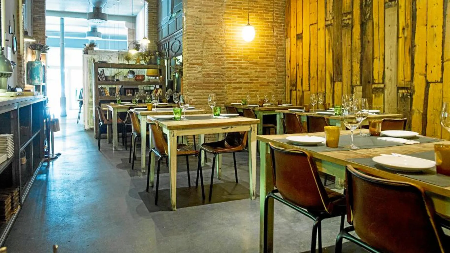 Un ambiente acogedor invita a los comensales a olvidar por unos momentos sus preocupaciones y disfrutar de la mesa y de la compañía.