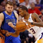 El delantero de los Phoenix Suns, Trevor Ariza (3), ante el escolta de los Dallas Mavericks, Luka Doncic, durante el partido / Ap