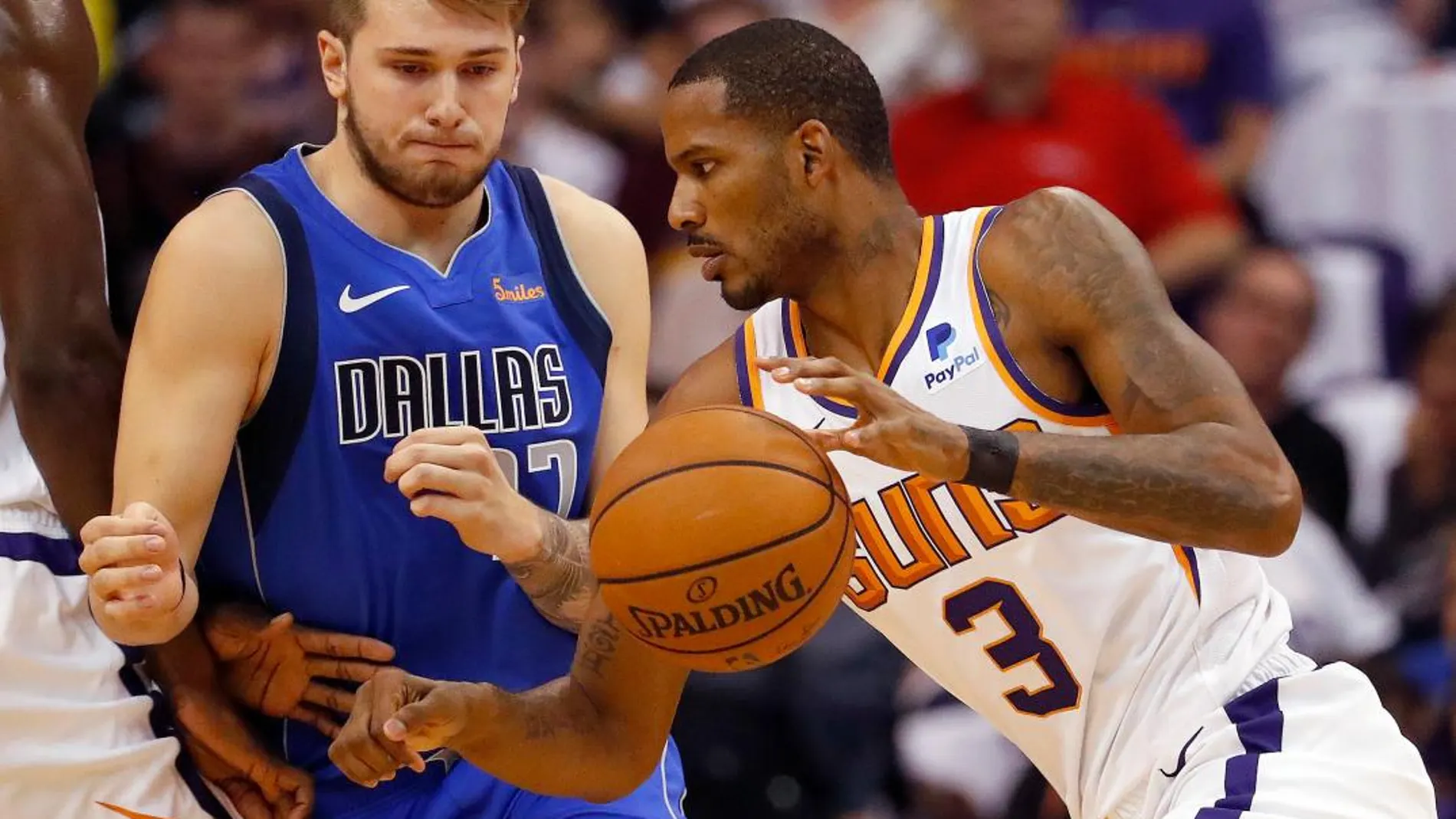 El delantero de los Phoenix Suns, Trevor Ariza (3), ante el escolta de los Dallas Mavericks, Luka Doncic, durante el partido / Ap