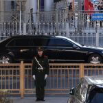 El coche que supuestamente transporta al líder norcoreano, Kim Jong Un, abandona la estación de tren de Pekín