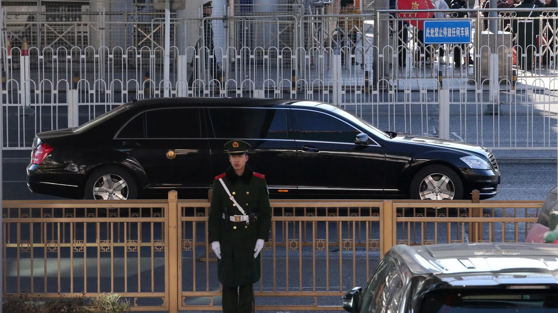 El coche que supuestamente transporta al líder norcoreano, Kim Jong Un, abandona la estación de tren de Pekín
