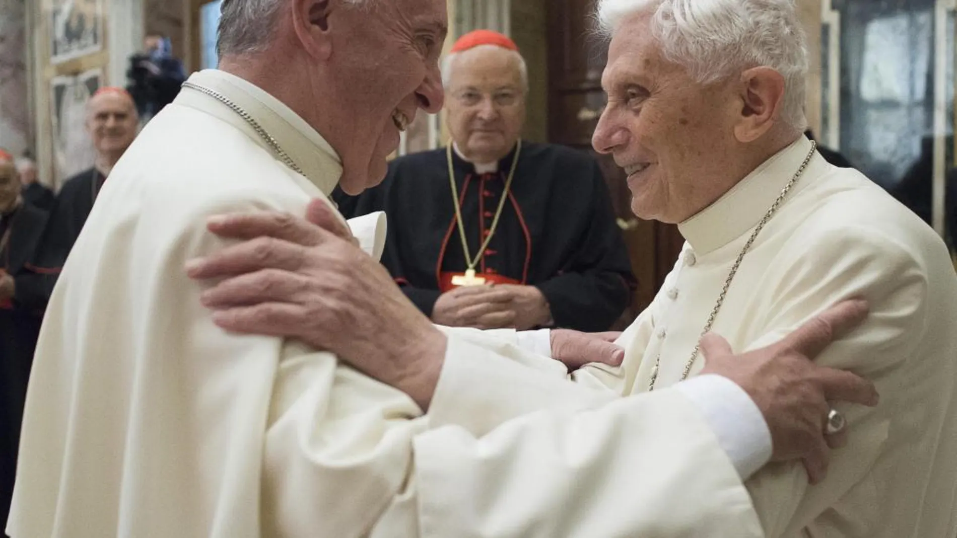 Francisco y Benedicto XVI abrázandose durante una ceremonia por la celebración del sexagésimo quinto aniversario de la ordenación sacerdotal de Joseph Ratzinger
