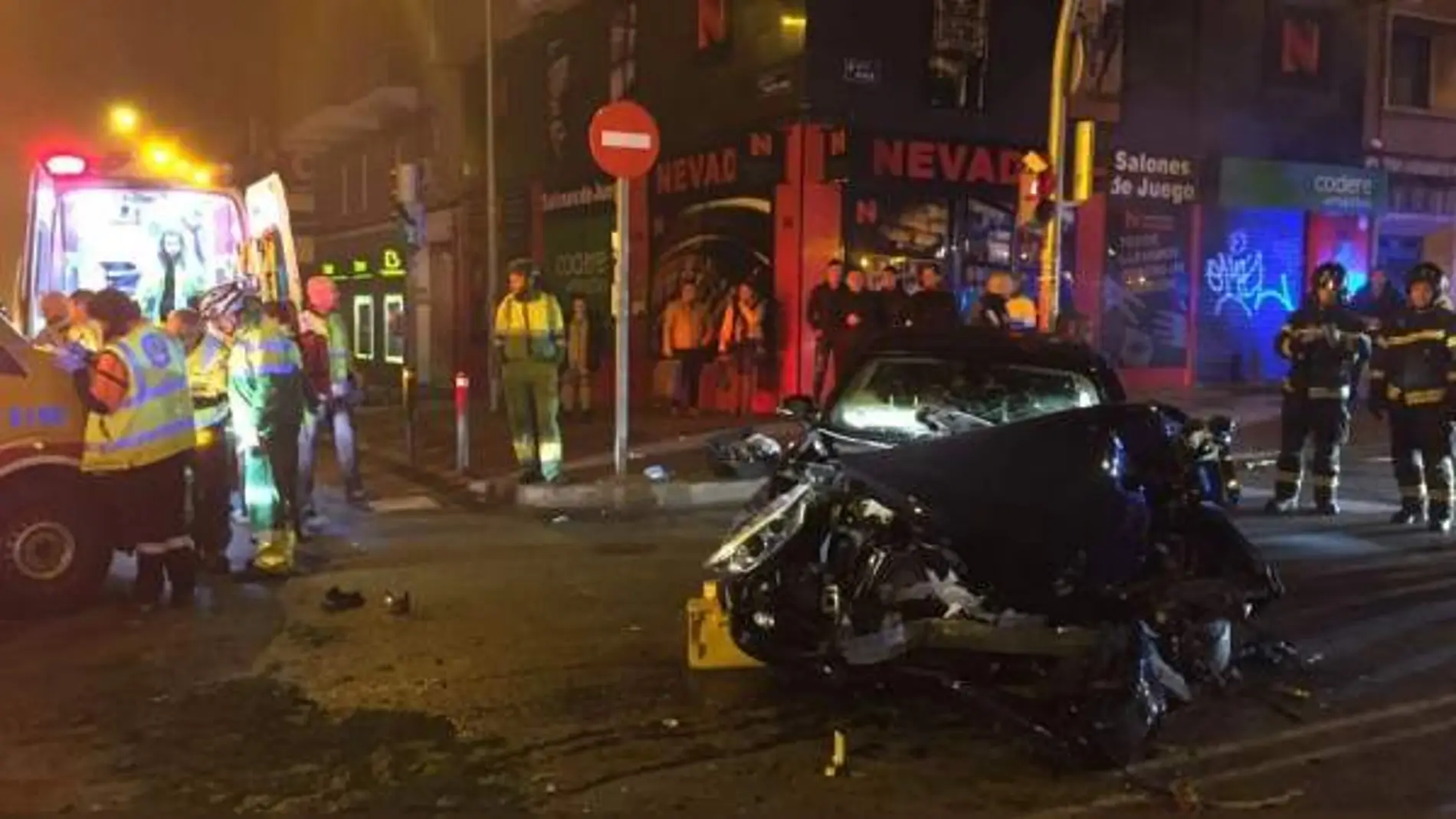 En el turismo viajaban cinco jóvenes, de los cuales dos han resultado lesionados / Emergencias Madrid