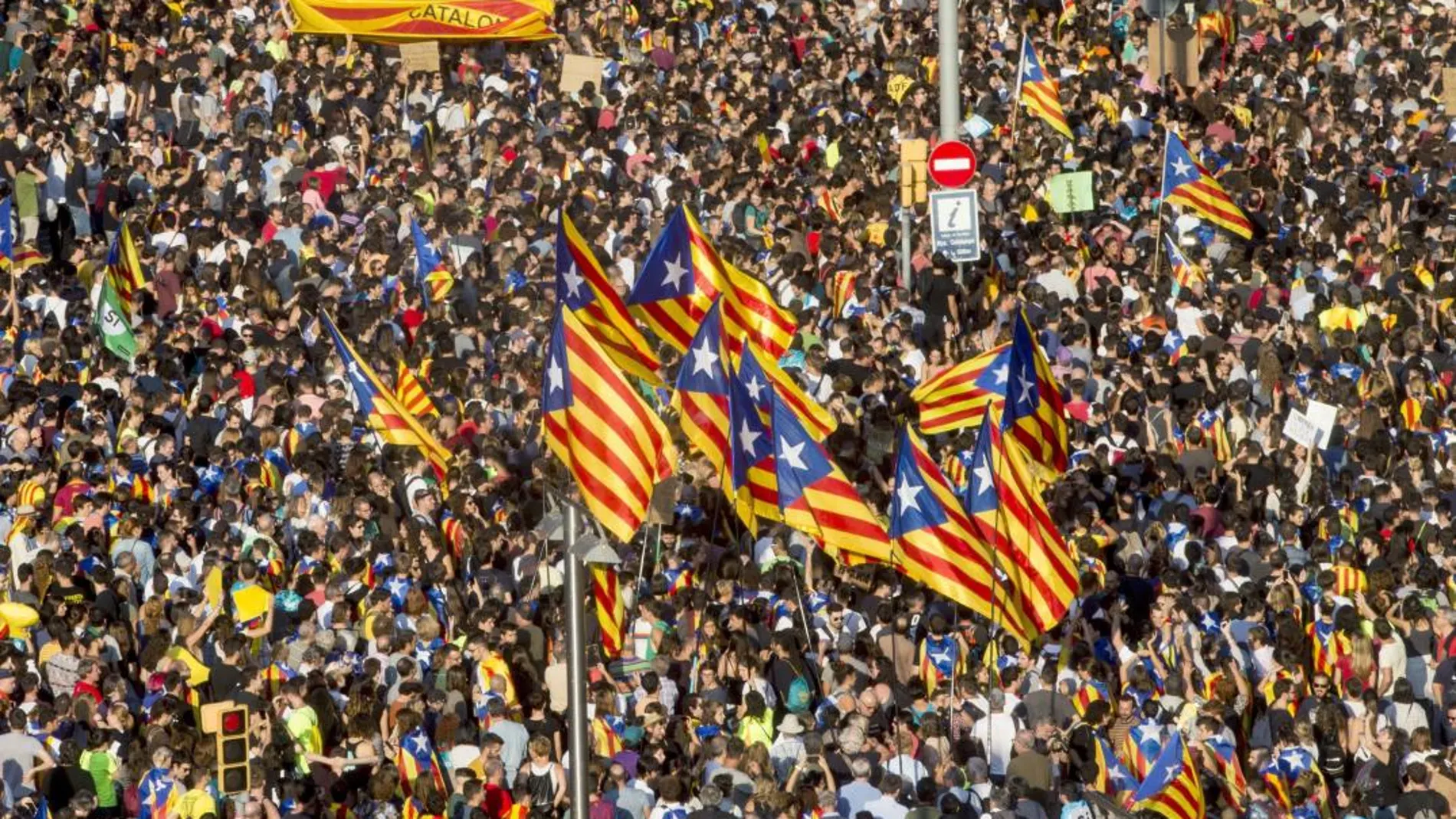 Un momento de la manifestación llevada a cabo en la plaza de la Universidad de Barcelona, en protesta por las cargas policiales del 1-O