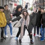 Varios jóvenes posan para LA RAZÓN en una céntrica calle de Madrid mientras bailan reguetón