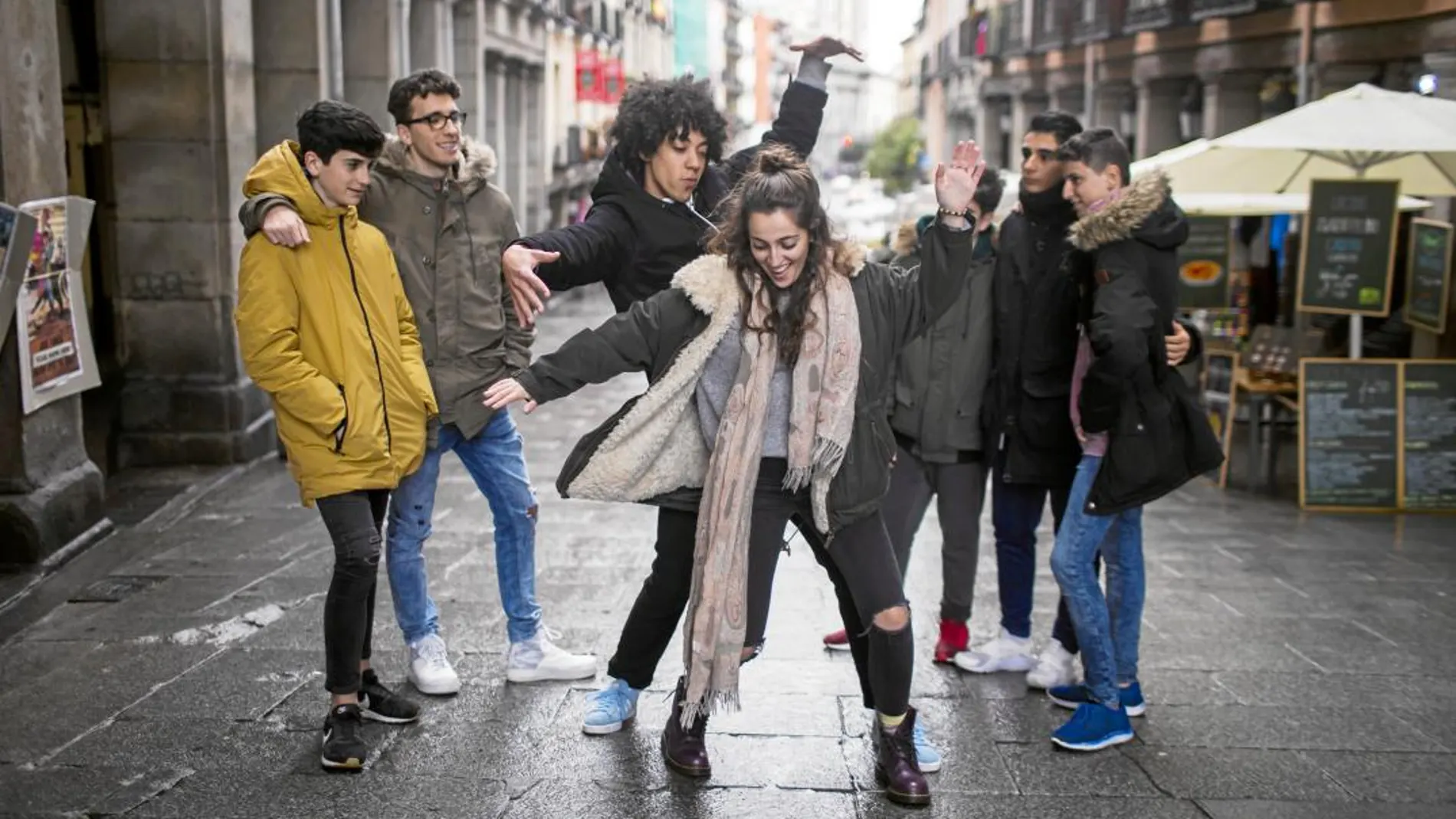 Varios jóvenes posan para LA RAZÓN en una céntrica calle de Madrid mientras bailan reguetón