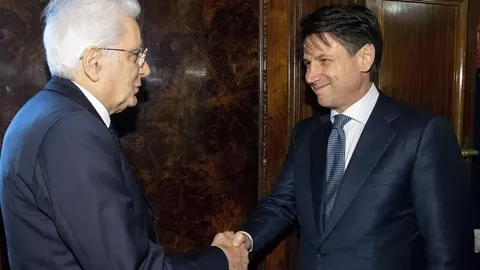 Giuseppe Conte estrecha la mano al presidente de la República, Sergio Mattarella/Foto: Efe