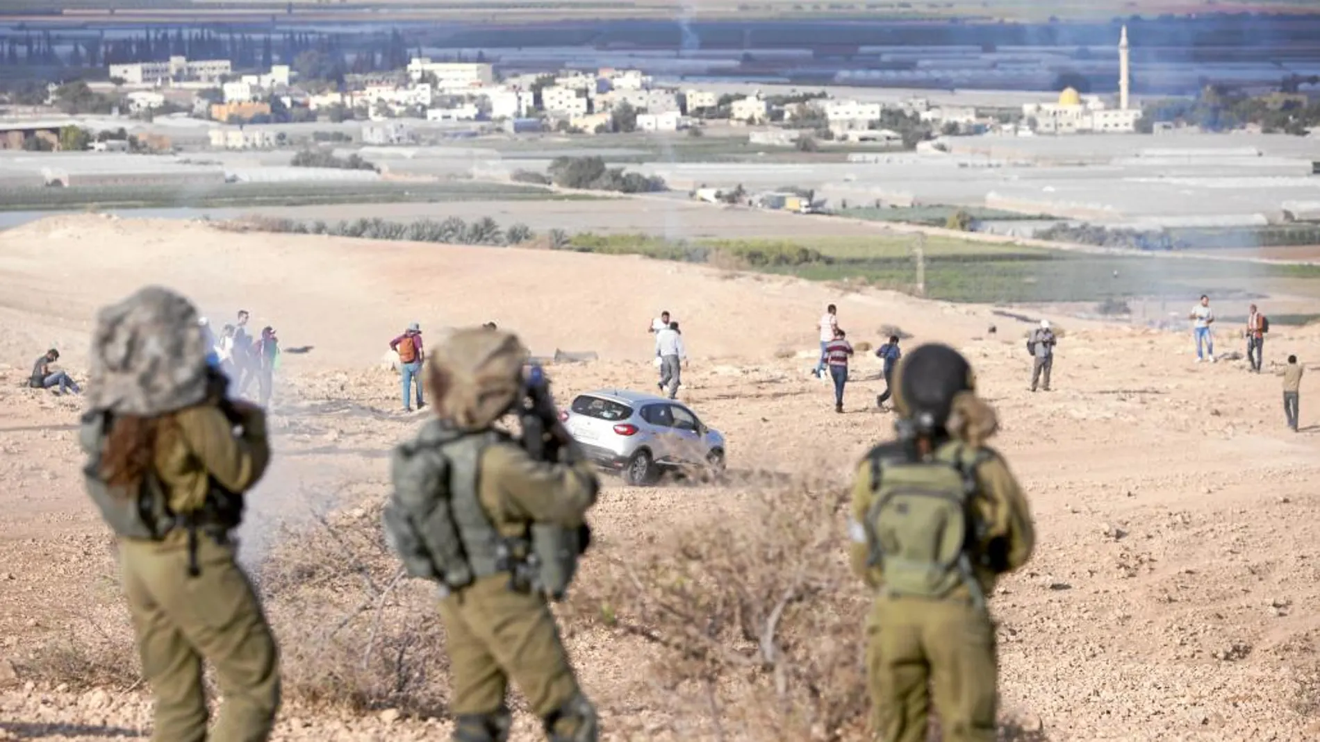 Soldados israelíes lanzan gas lacrimógeno en Cisjordania, el mes pasado