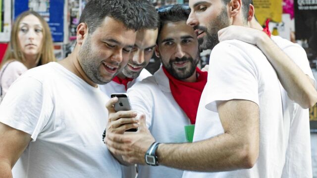 Los grupos de jóvenes congregados en los Sanfermines utilizan los «selfies» para inmortalizar la diversión.