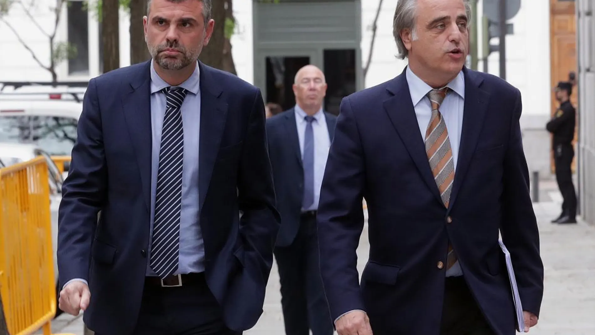 El exconseller de Empresa, Santiago Vila (i), junto a su abogado, Pau Molins, a su llegada al Tribunal Supremo / Efe