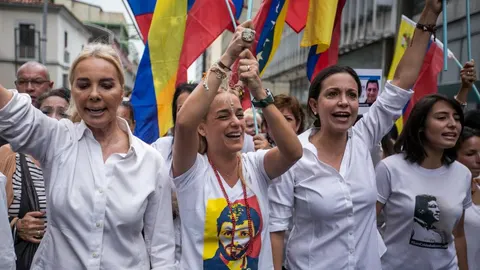 Lilian Tintori (2i) esposa del líder opositor preso Leopoldo López, acompañada de la dirigente opositora María Corina Machado (2d); la esposa del presidente del Parlamento venezolano, Henry Ramos Allup, Diana D'Agostino (i); y Patricia Gutiérrez de Ceballos (d), esposa del dirigente político Daniel Ceballos