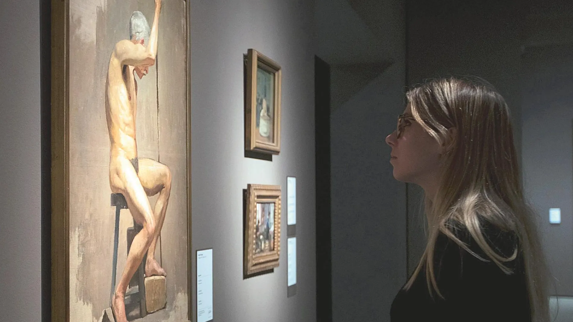 Una visitante observa la obra «Academia» (1896-1897), de Pablo PIcasso, una de las novedades en la colección de arte moderno