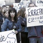 Vecinos y amigos de los detenidos por agredir a los agentes exigen ayer en Alsasua su absolución y el archivo del caso