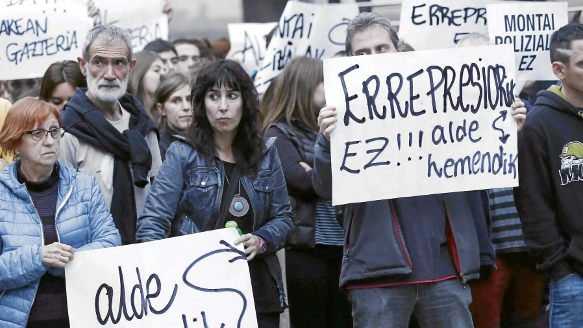 Vecinos y amigos de los detenidos por agredir a los agentes exigen ayer en Alsasua su absolución y el archivo del caso