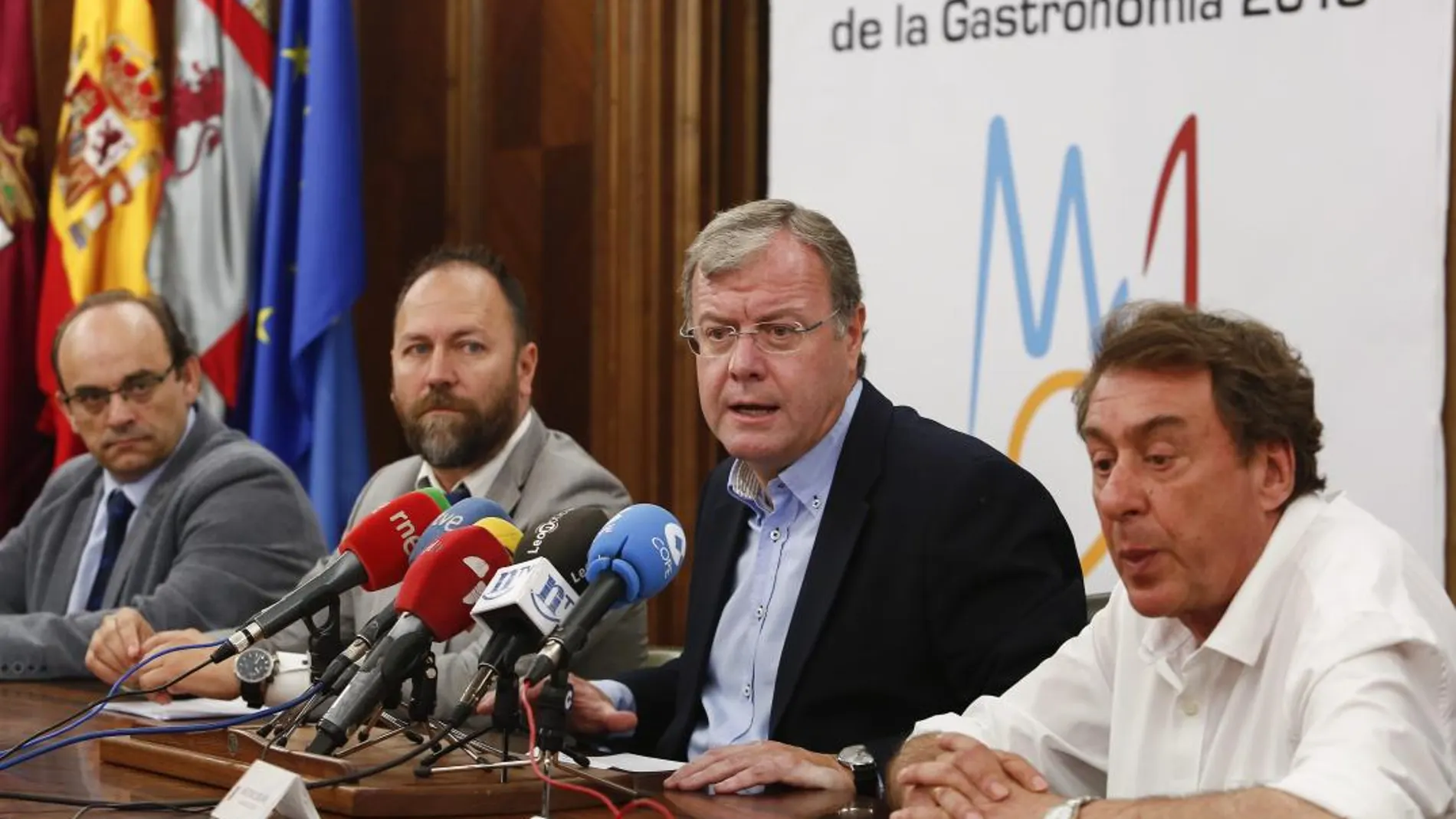 El alcalde de León, Antonio Silván, y el presidente de la Asociación Leonesa de Empresas de Tecnologías de la Información y las Comunicaciones (Aletic), Lucio Fuertes, presentan la II Edición de los Premios Aletic. Junto a ellos, el concejal de Empleo, Javier García Prieto y el vicepresidente de Aletic, Juan Carlos Rodríguez