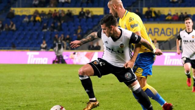 Santi Mina (i) pelea un balón con el defensa de Las Palmas Alejandro Gálvez (d)