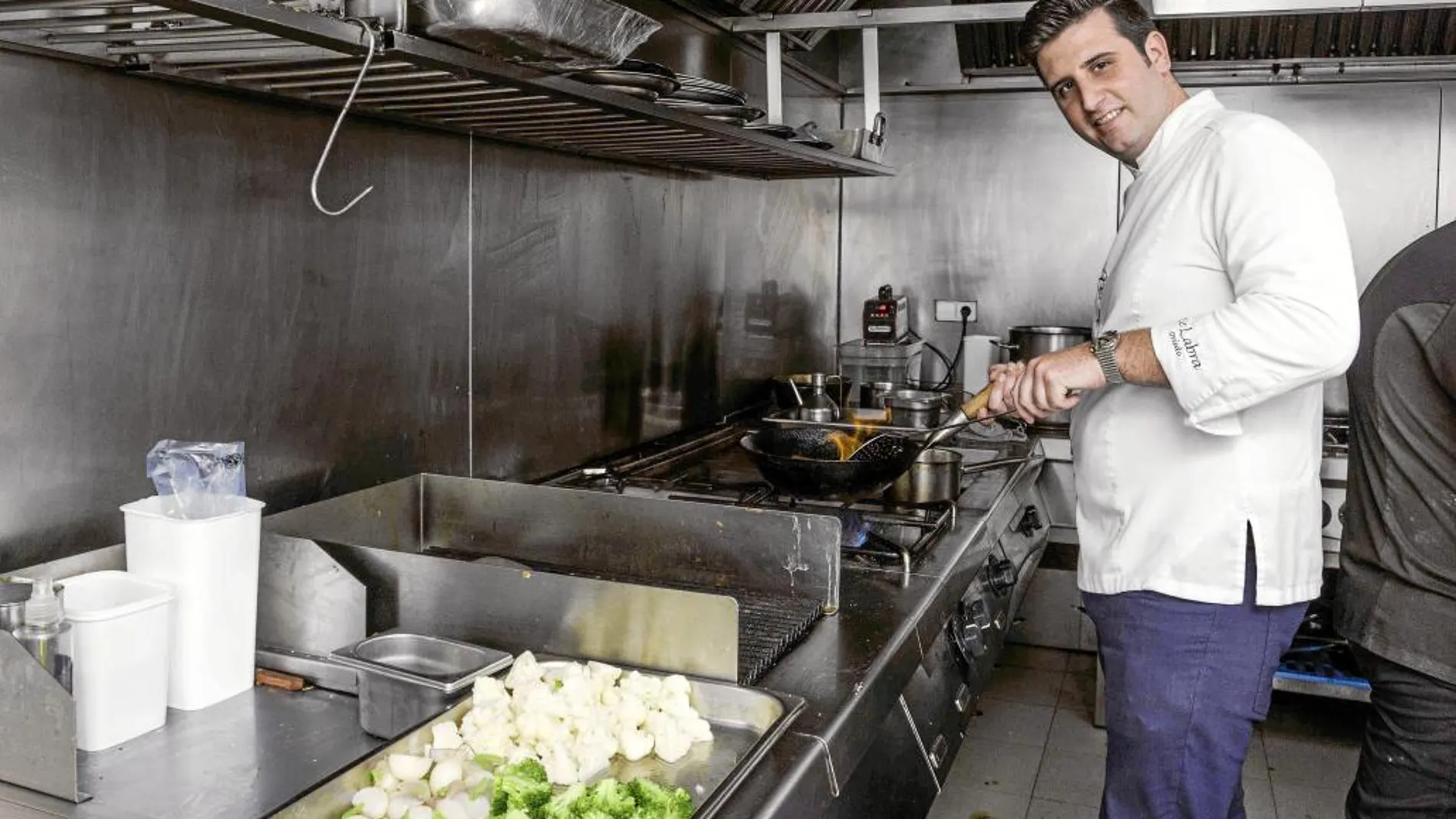 El chef Miguel Álvarez en la cocina de su restaurante de Oviedo, donde ofrece carnes asturianas y lechazo de Castilla