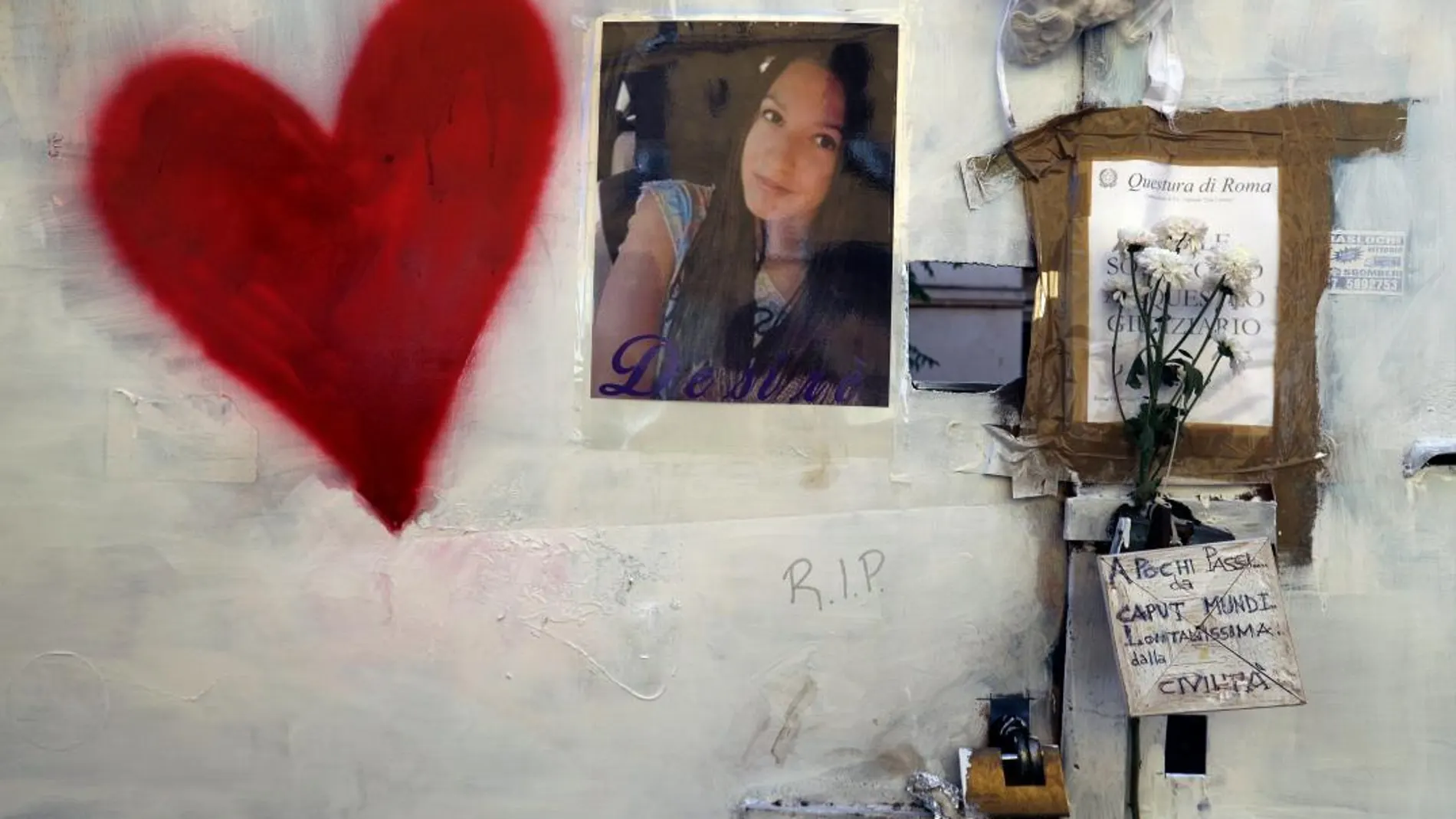 Una foto de la joven Desiree Mariottini junto a un corazón, en el edificio abandonado donde fue drogada, violada y asesinada/Ap