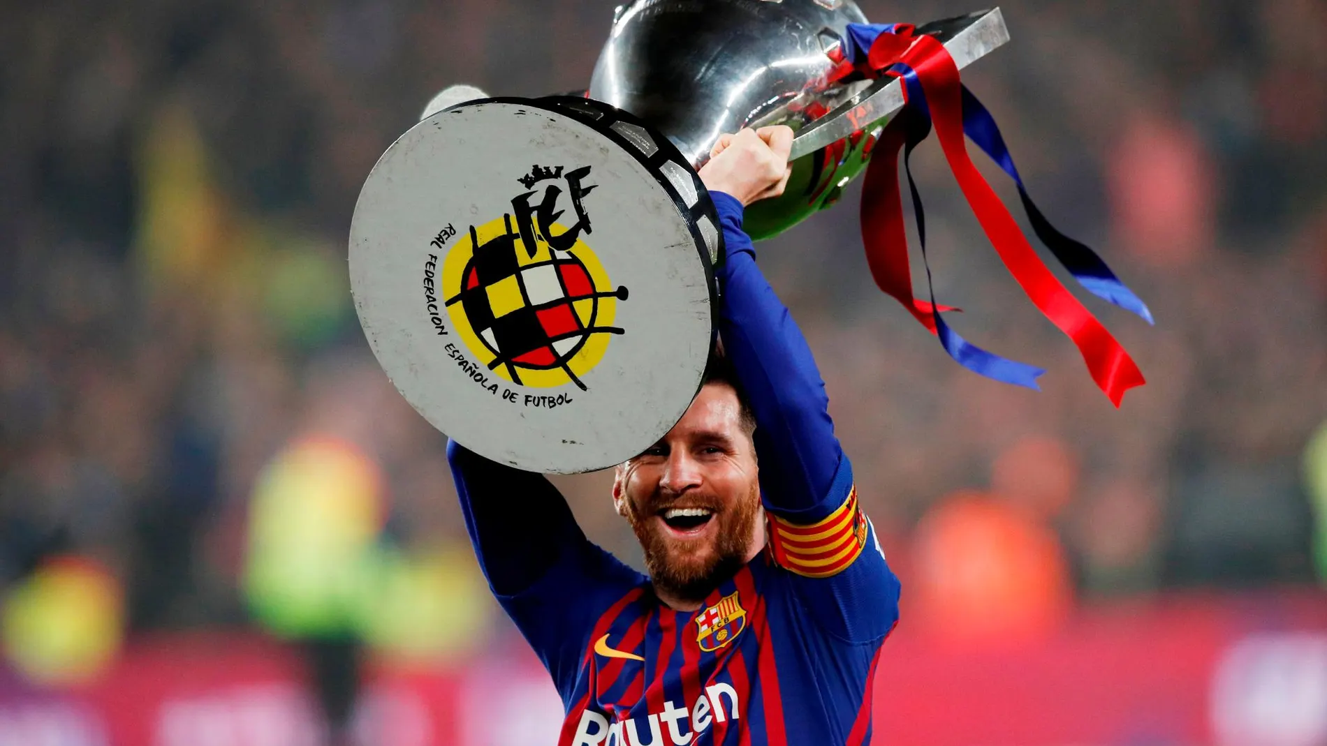 De Leo Messi, la Generalitat destaca que es reconocido como el mejor futbolista de todos los tiempos y encarna unos atributos sociales primordiales como la humildad, honestidad, creatividad, sentido de equipo y respeto