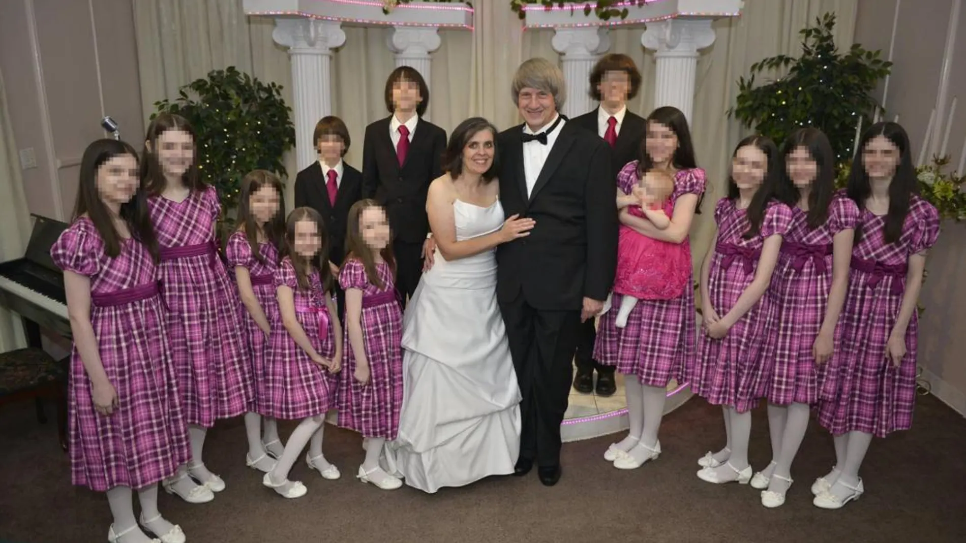Louise Anna y David Allen Turpin con sus 13 hijos