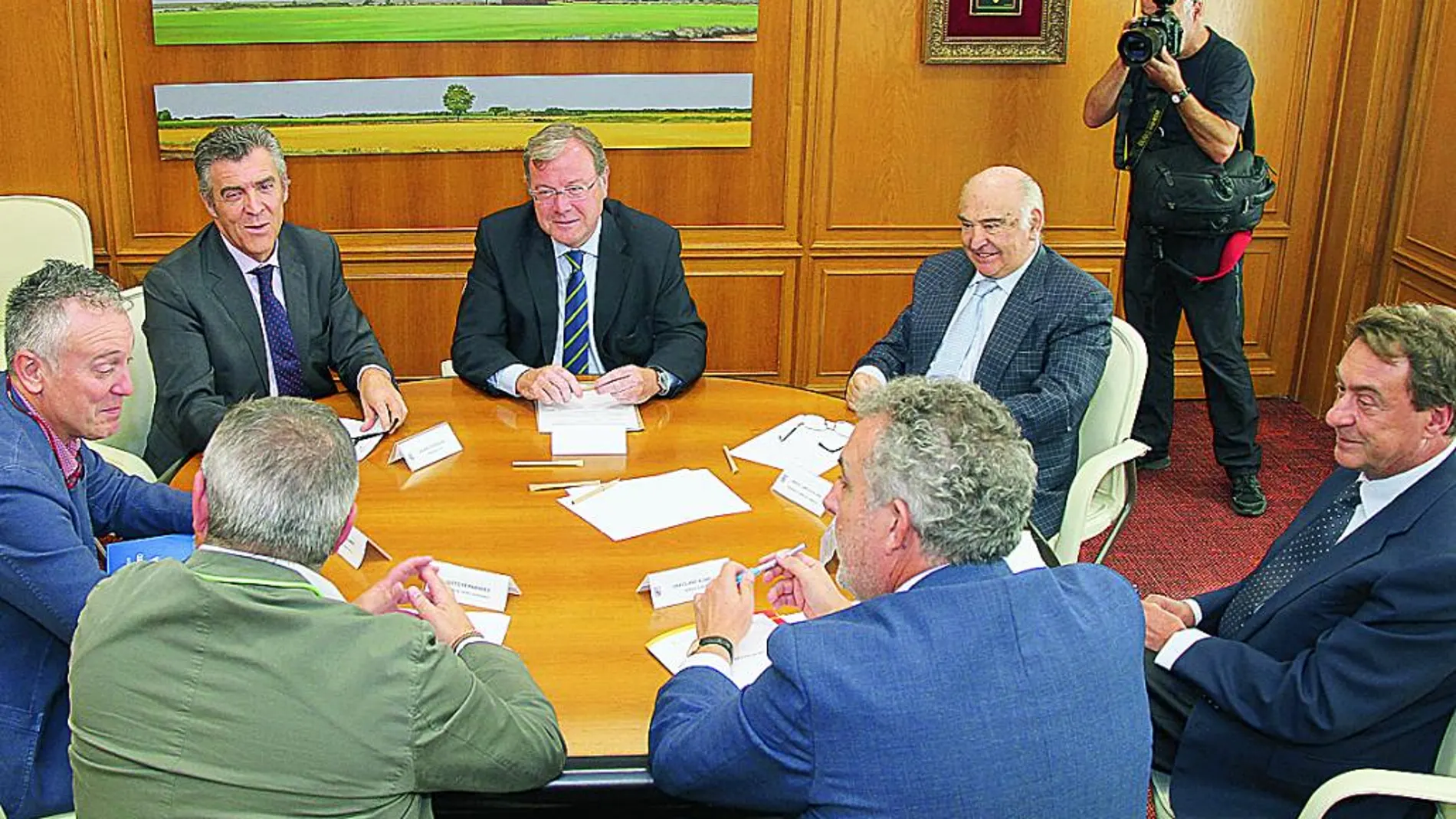 El alcalde de León, Antonio Silván, se reúne con los representantes de las organizaciones empresariales.