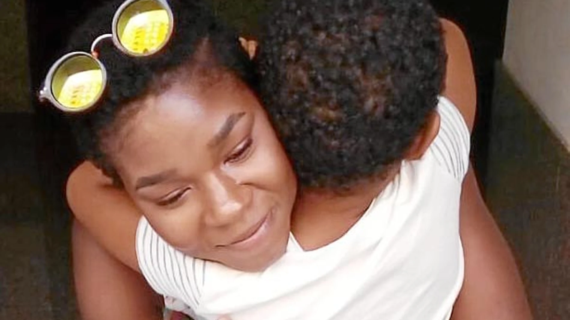 María José Abeng Ayanga abraza a su hijo por primera vez en cuatro años