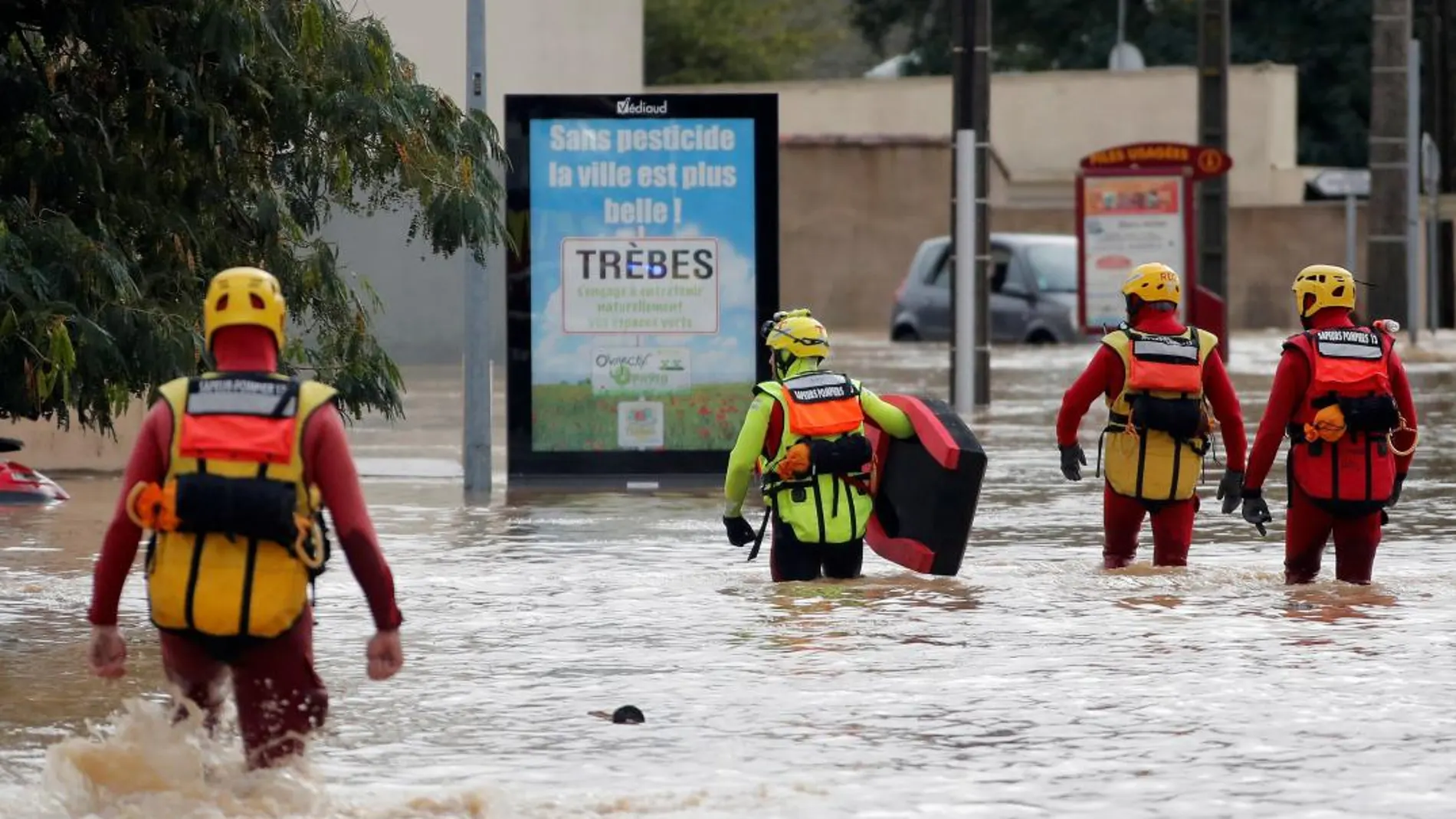 Bomberos trabajan en las operaciones de rescate de las inundaciones de Francia/Efe