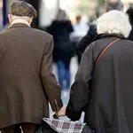Dos jubilados caminando juntos