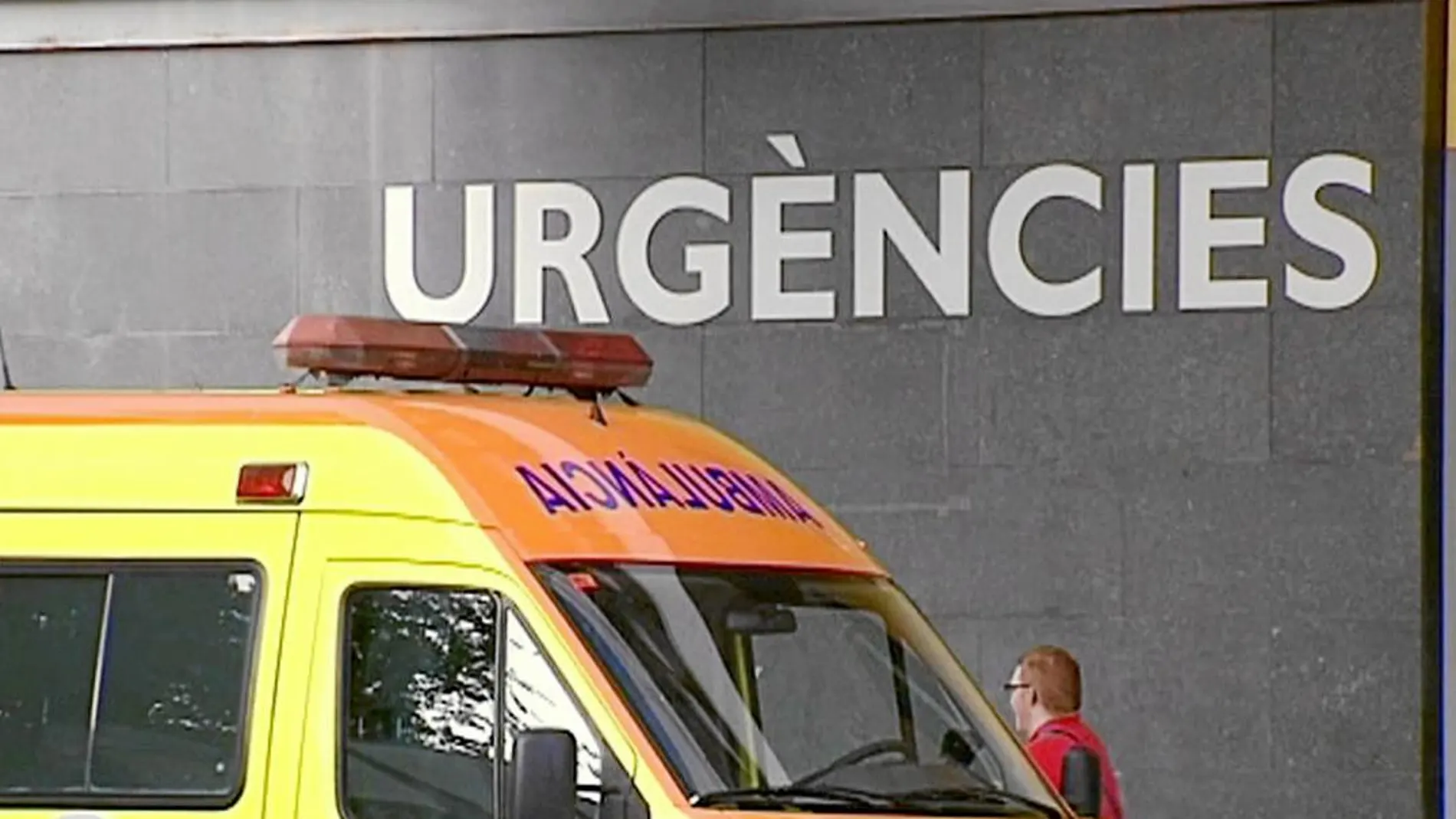 Imagen de una entrada a las urgencias de un hospital, con el letrero solo en catalán.