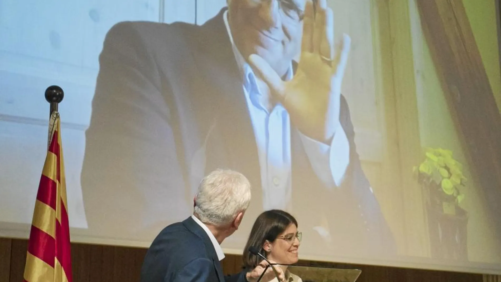Ferran Mascarell y Gemma Geis en un acto de la Crida con Puigdemont en un vídeo desde Bruselas