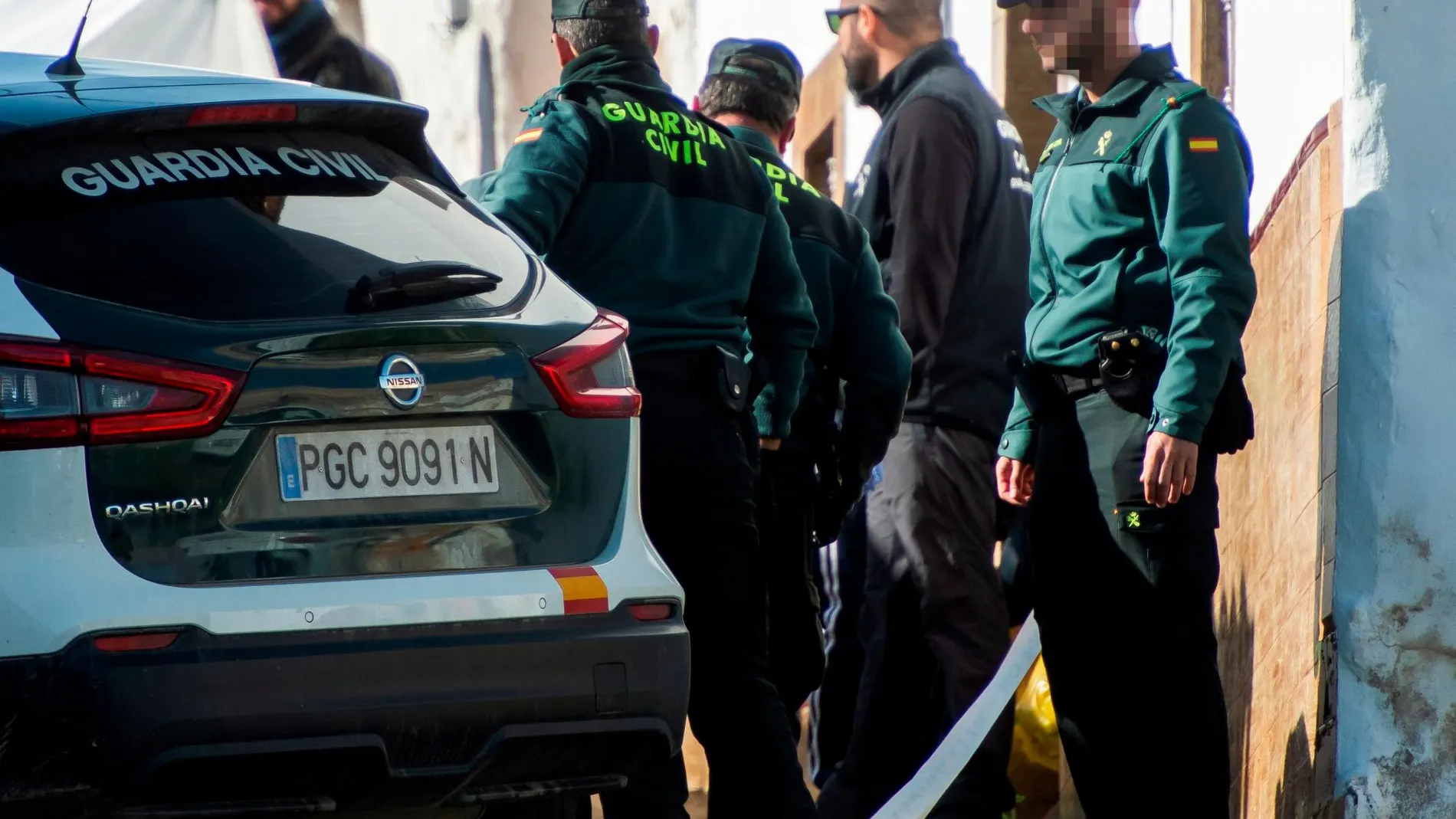 Momento en el que Bernardo Montoya llega con la Guardia Civil para realizar una reconstrucción de los hechos, en El Campillo (Huelva). EFE/Raúl Caro