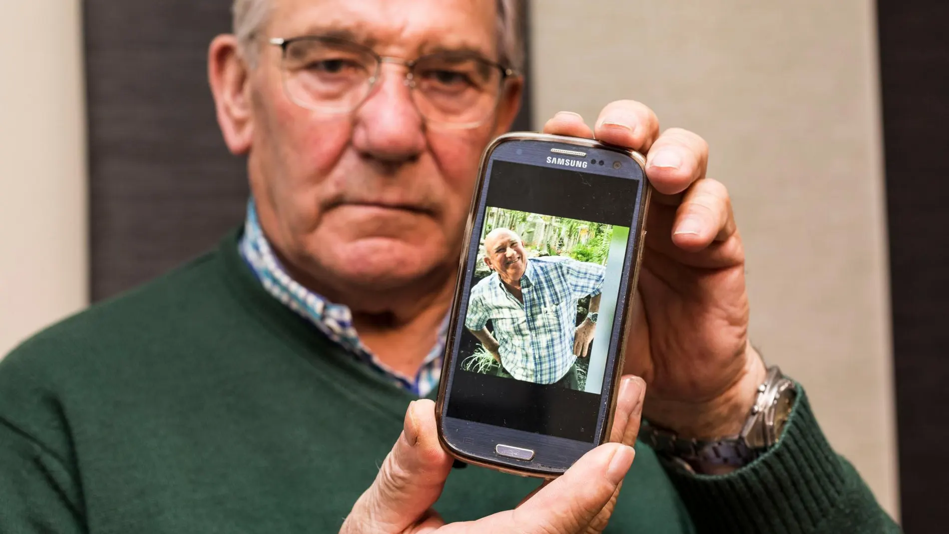 El hermano del empresario asesinado con la foto que le mandó desde Venezuela unos días antes del suceso /Alberto Rodrigo/Diario de Burgos