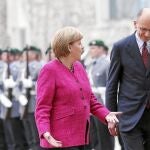 Merkel recibe al primer ministro italiano, Enrico Letta, ayer en Berlín