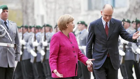 Merkel recibe al primer ministro italiano, Enrico Letta, ayer en Berlín