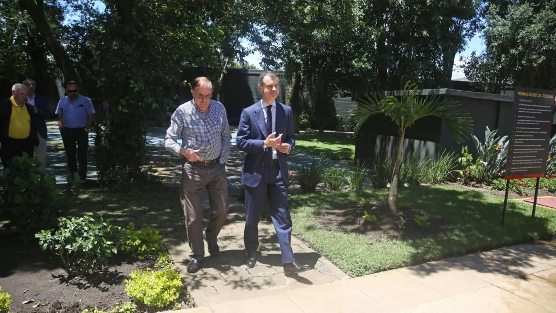 El secretario general de la Presidencia de Castilla y León visitó el Centro Español de Guatemala donde conoció las inquietudes de los ciudadanos de Castilla y León residentes en este país