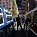 Agentes y vehículos de la policía vigilan en la plaza del Callao de Madrid