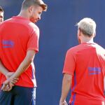 Messi y Luis Suárez, en la foto con Piqué, son las grandes amenazas para el Sevilla de Sampaoli, en el primer choque de la Supercopa