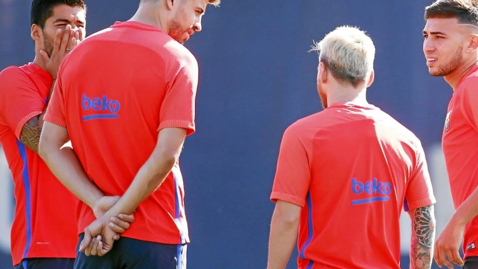 Messi y Luis Suárez, en la foto con Piqué, son las grandes amenazas para el Sevilla de Sampaoli, en el primer choque de la Supercopa