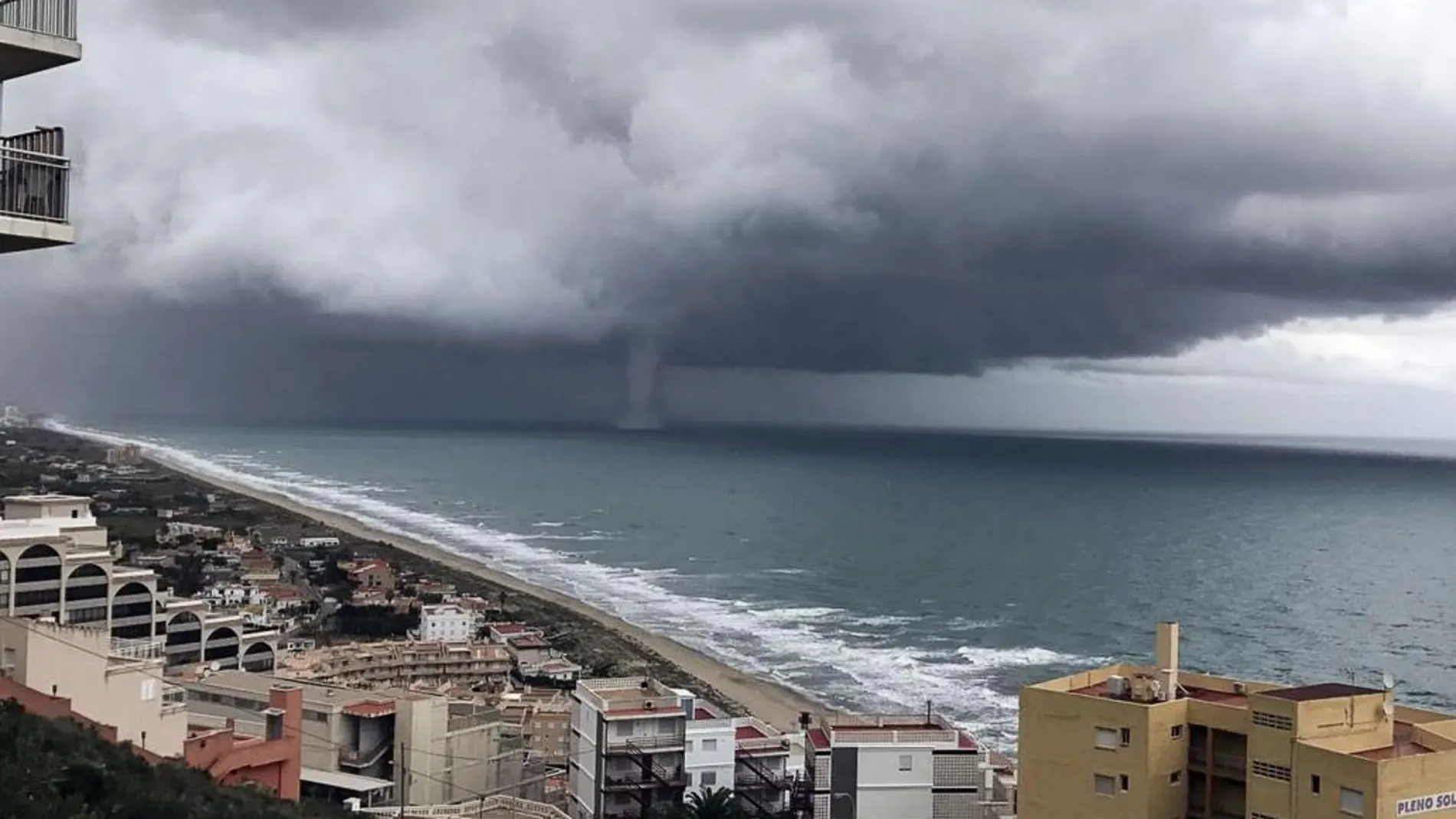 Una imagen de la tromba marina formada ayer frente a la costa de Valencia