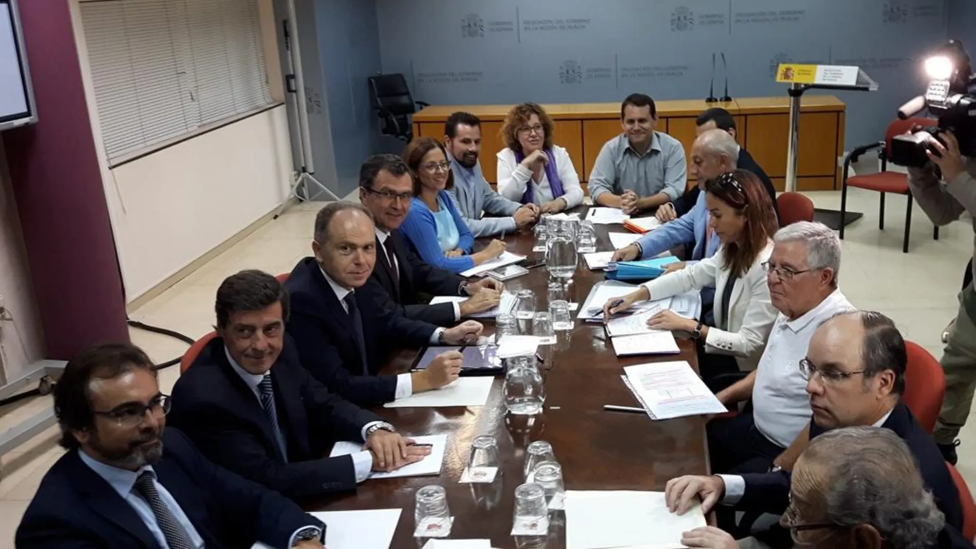 Los representantes del Gobierno, Adif, Renfe, el Ayuntamiento de Murcia y la Plataforma Pro-Soterramiento, ayer