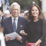 Mario Vargas Llosa e Isabel Pryesler, a su llegada al Teatro Campoamor de Oviedo en la pasada entrega de los premios Princesa de Asturias
