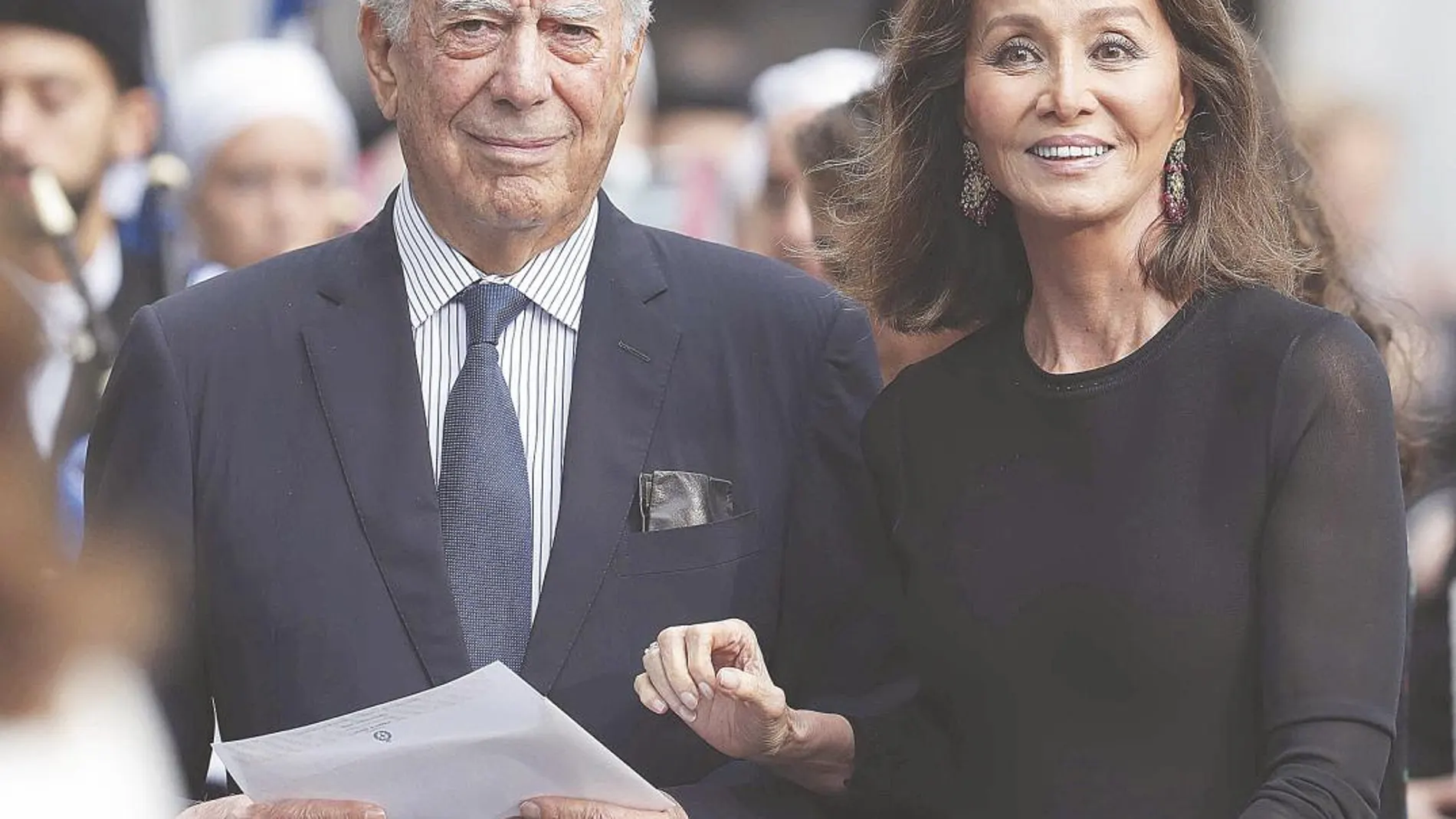 Mario Vargas Llosa e Isabel Pryesler, a su llegada al Teatro Campoamor de Oviedo en la pasada entrega de los premios Princesa de Asturias