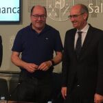 El presidente de la Diputación de Salamanca, Javier Iglesias, suscribe el convenio